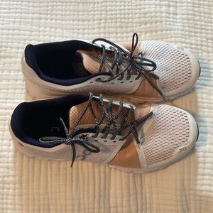 Lightly worn OnCloud tennis shoes